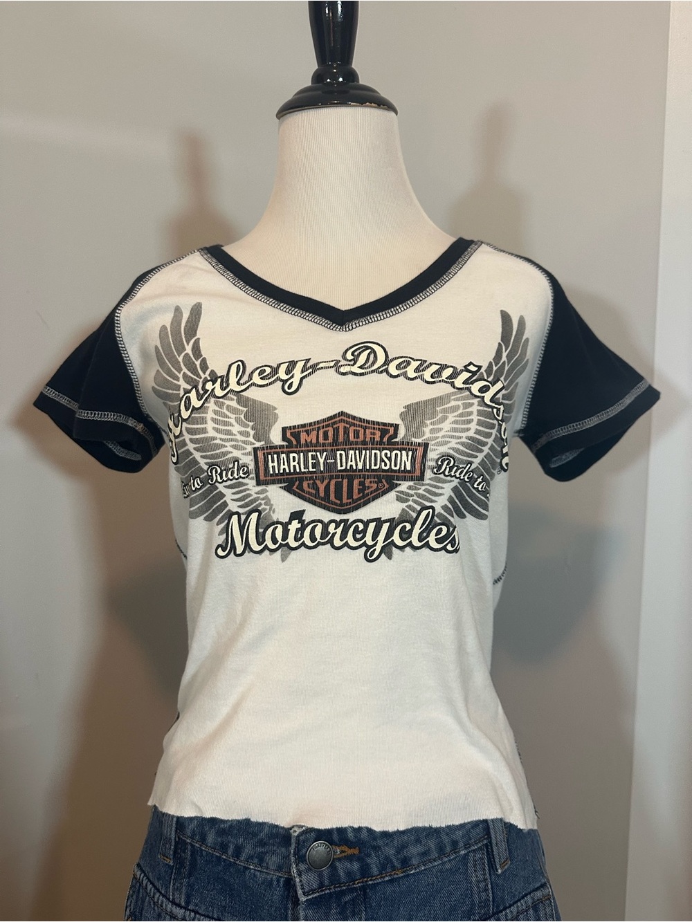 Harley-Davidson Wing Graphic Black & White V-Neck Tee – Small